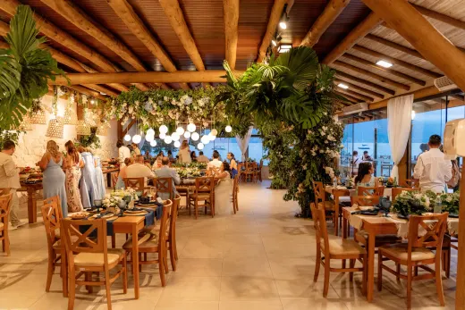 Espaço de estar aconchegante com vista para o mar durante a festa
