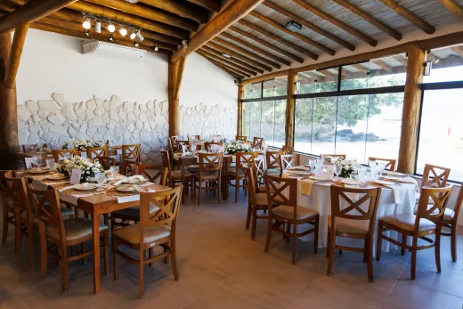Decoração da recepção com lustre de flores suspenso sobre a mesa de boas-vindas