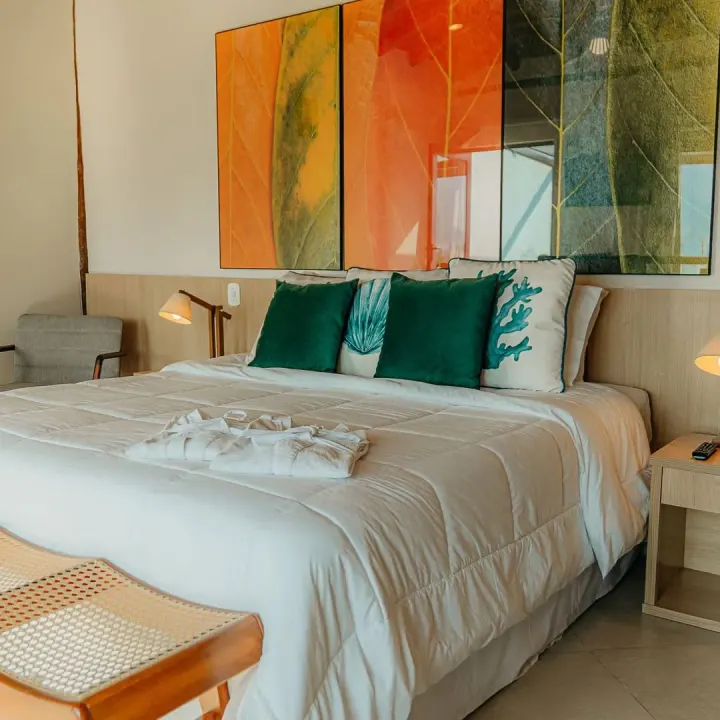 Suíte com arte gráfica em preto e branco e cama de casal