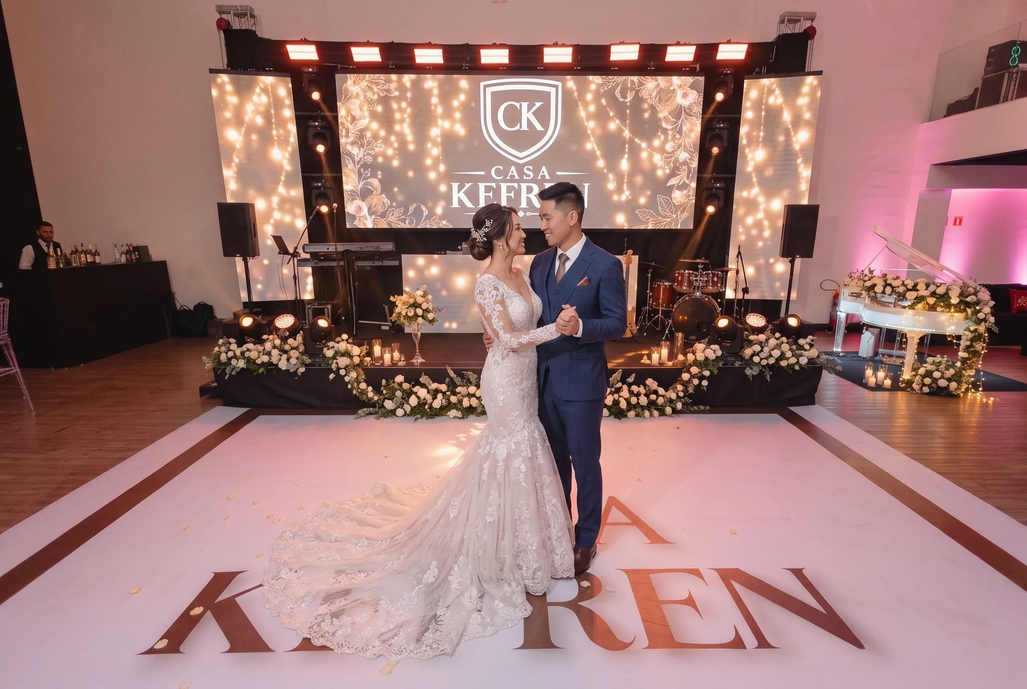 Noivos na pista de dança da Casa Kefren durante o casamento