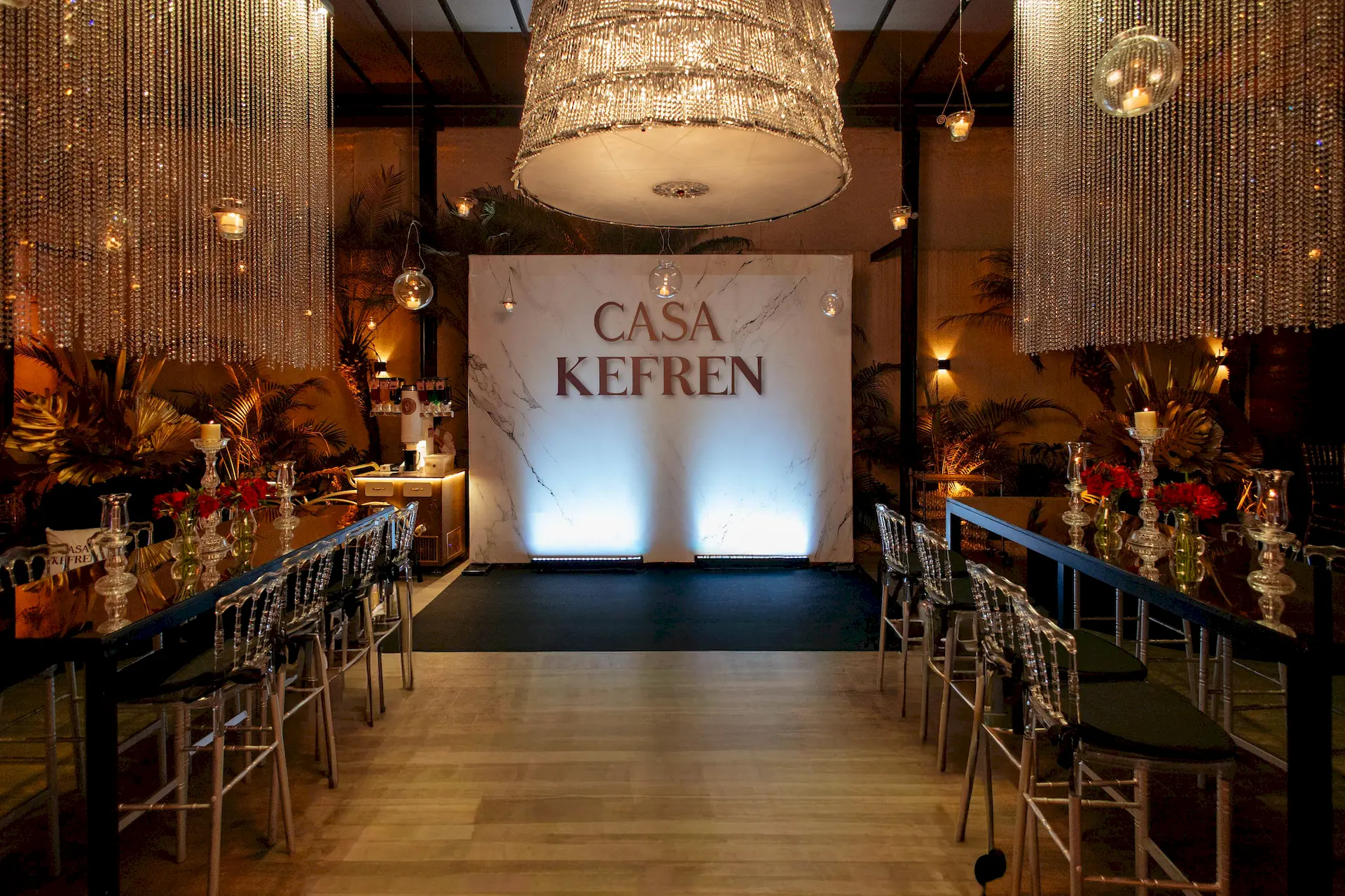 Salão da Casa Kefren decorado para evento corporativo, com iluminação sofisticada