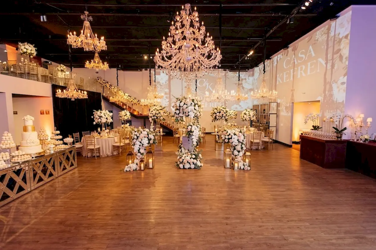 Salão principal da Casa Kefren decorado para casamento