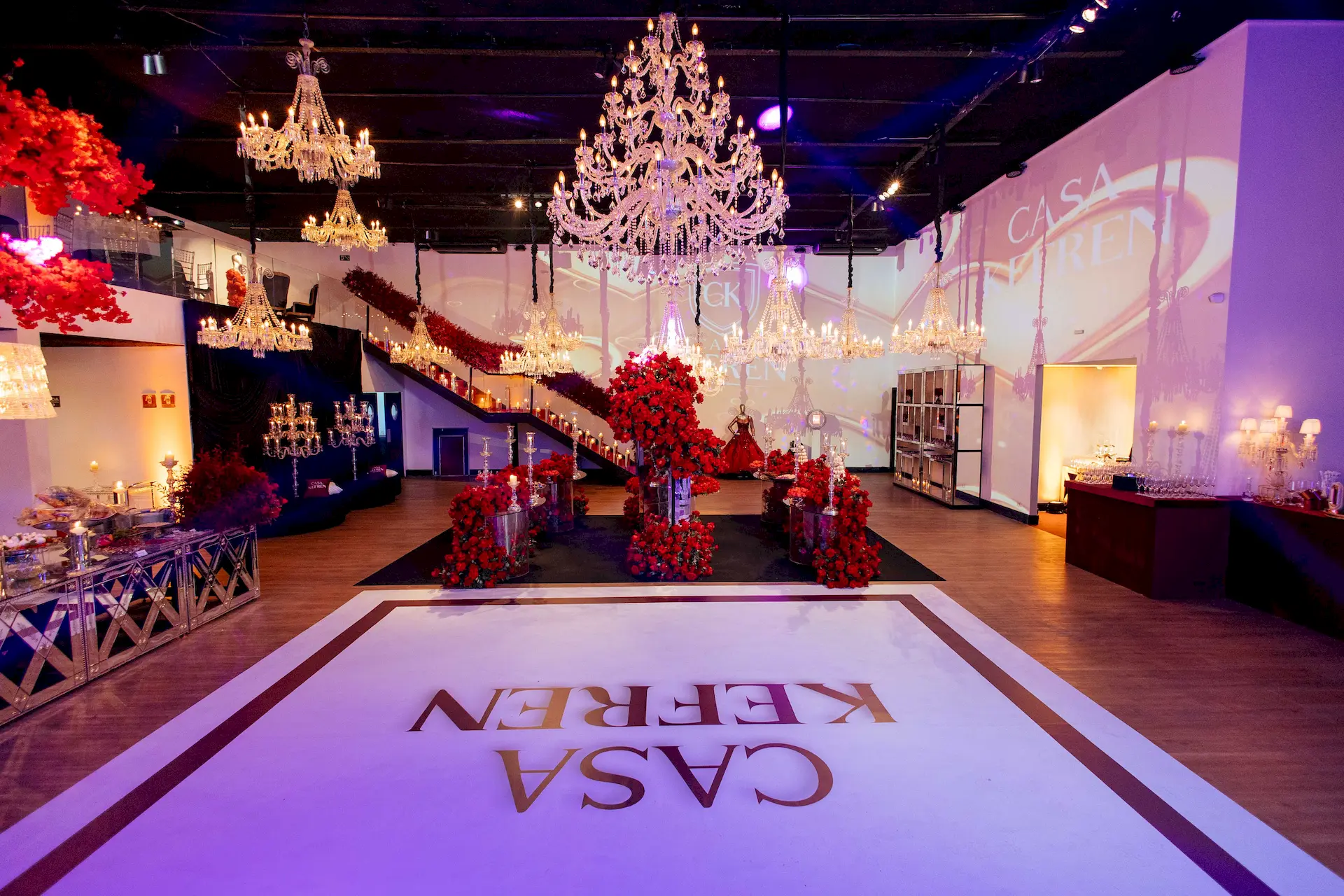 Salão principal da Casa Kefren decorado para debutante