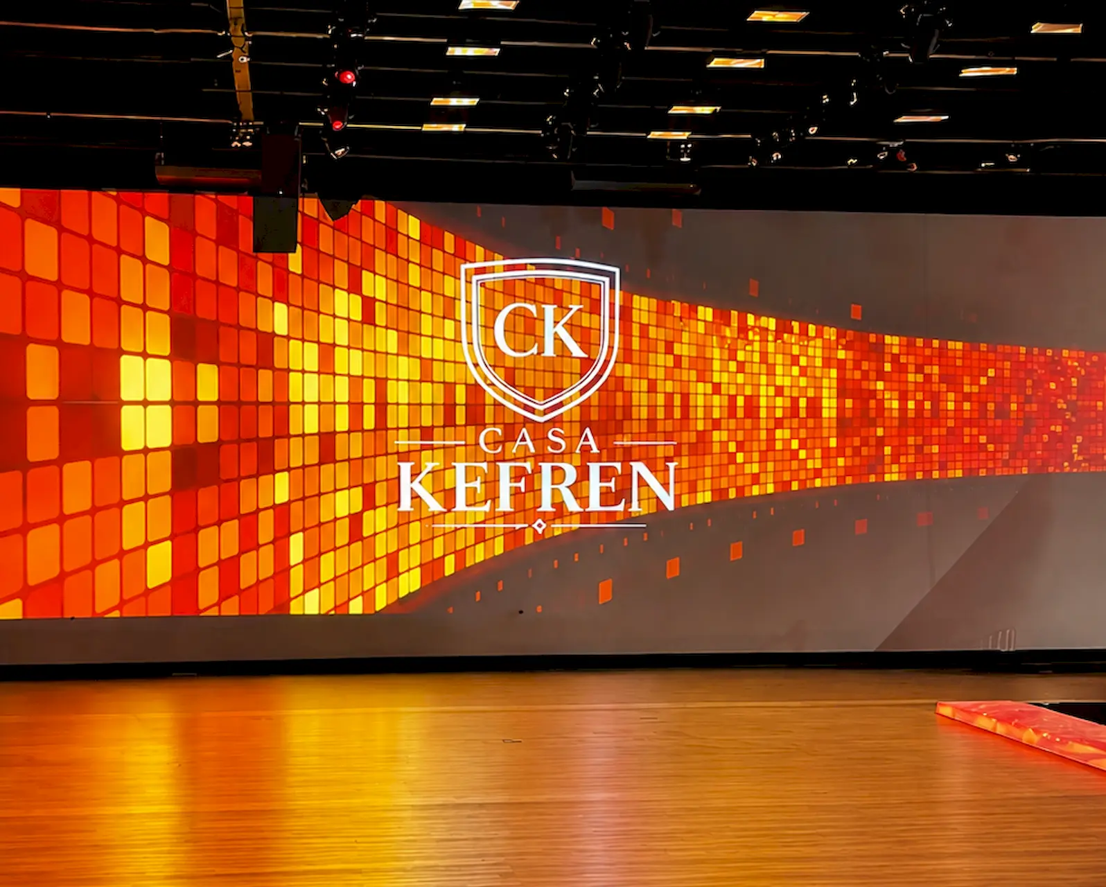 Projeção mapeada com identidade visual Casa Kefren em telão de LED