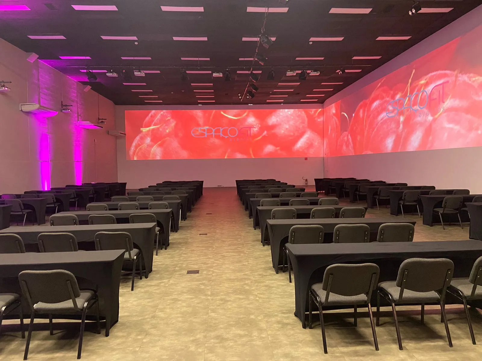 Painéis de LED e projeção mapeada