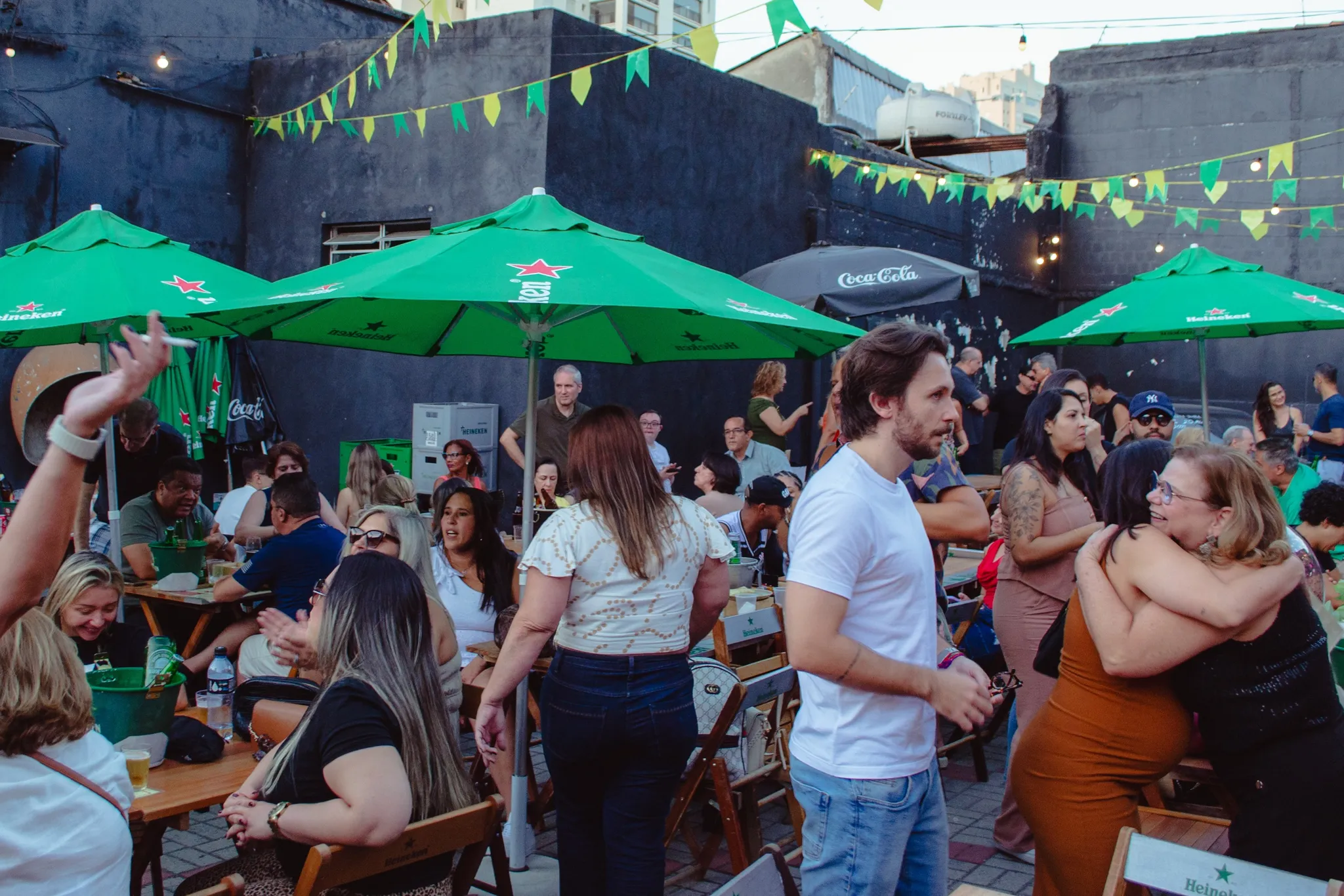 Convidados comemorando aniversário no Farofa