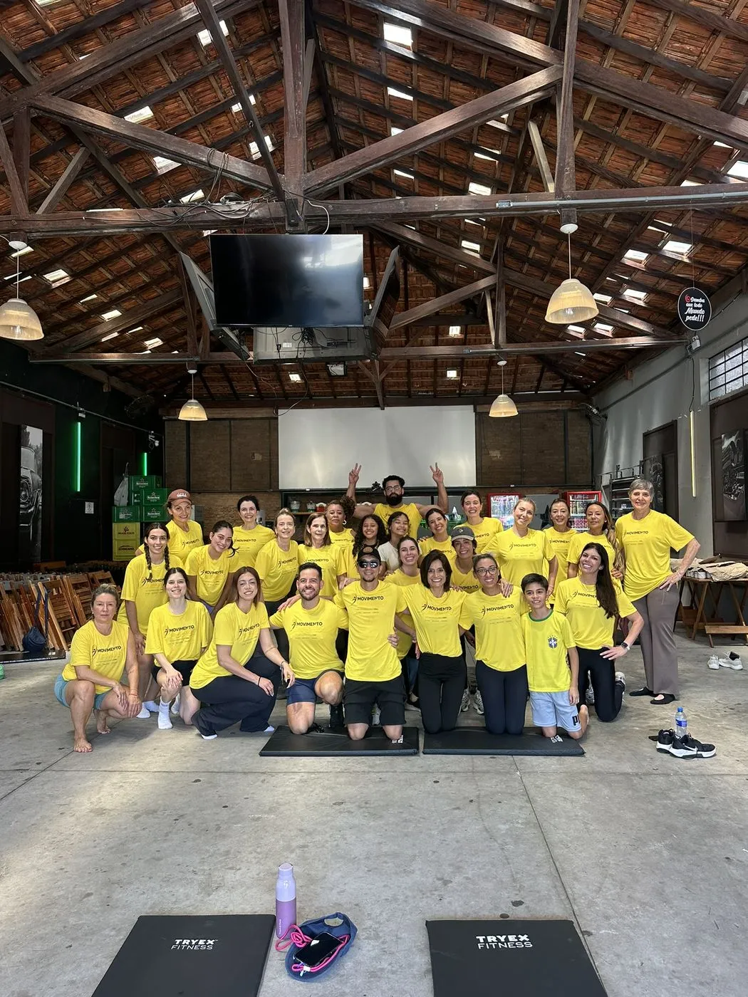 Equipe de empresa reunida para foto no galpão
