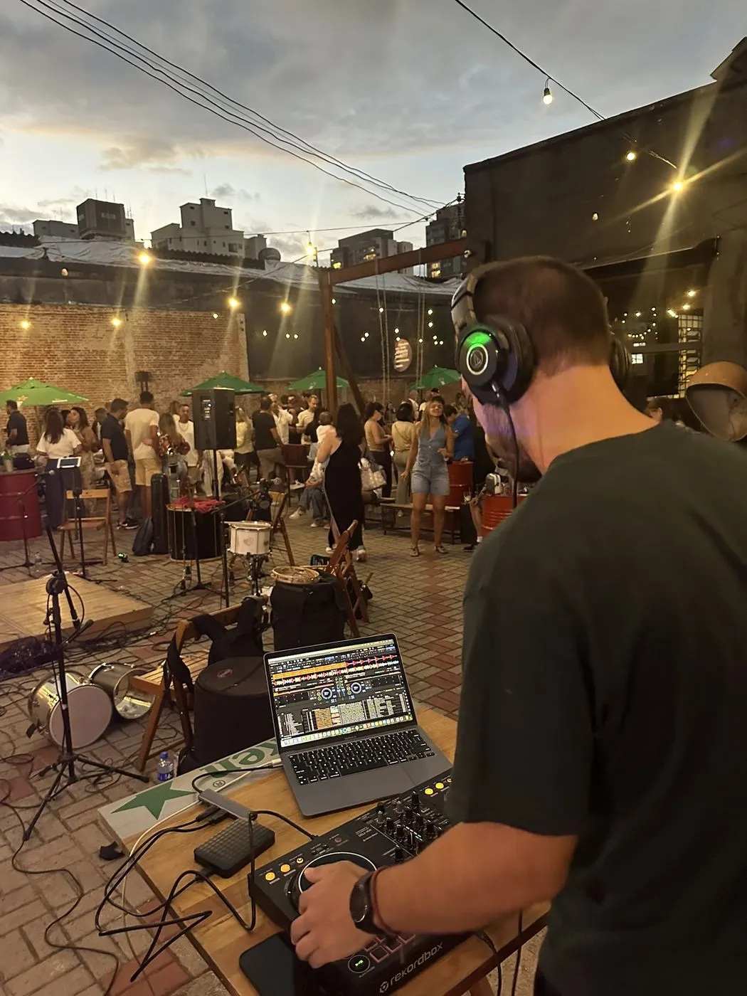DJ tocando para os convidados na área externa ao entardecer