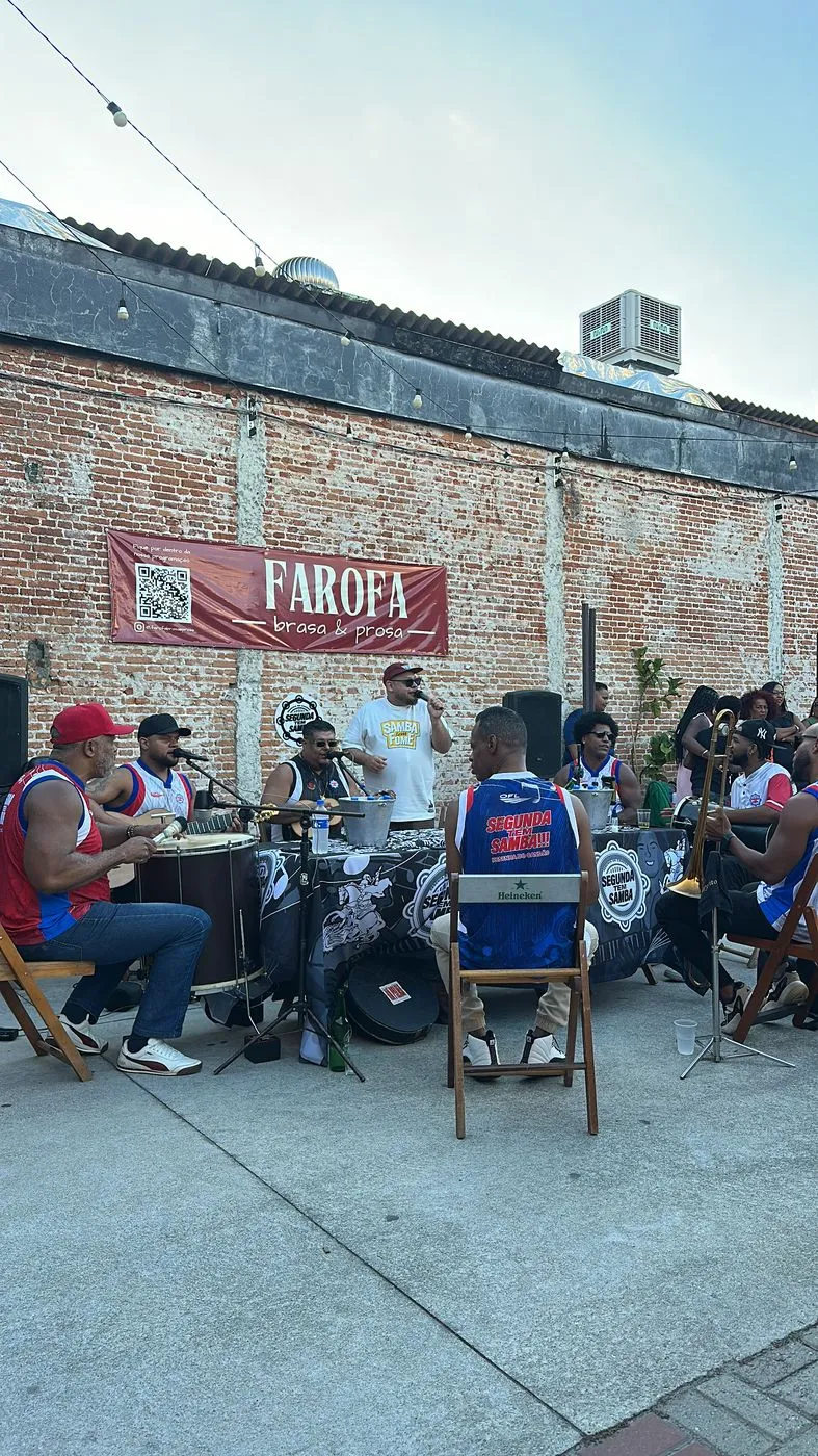 Roda de samba na área externa do Farofa