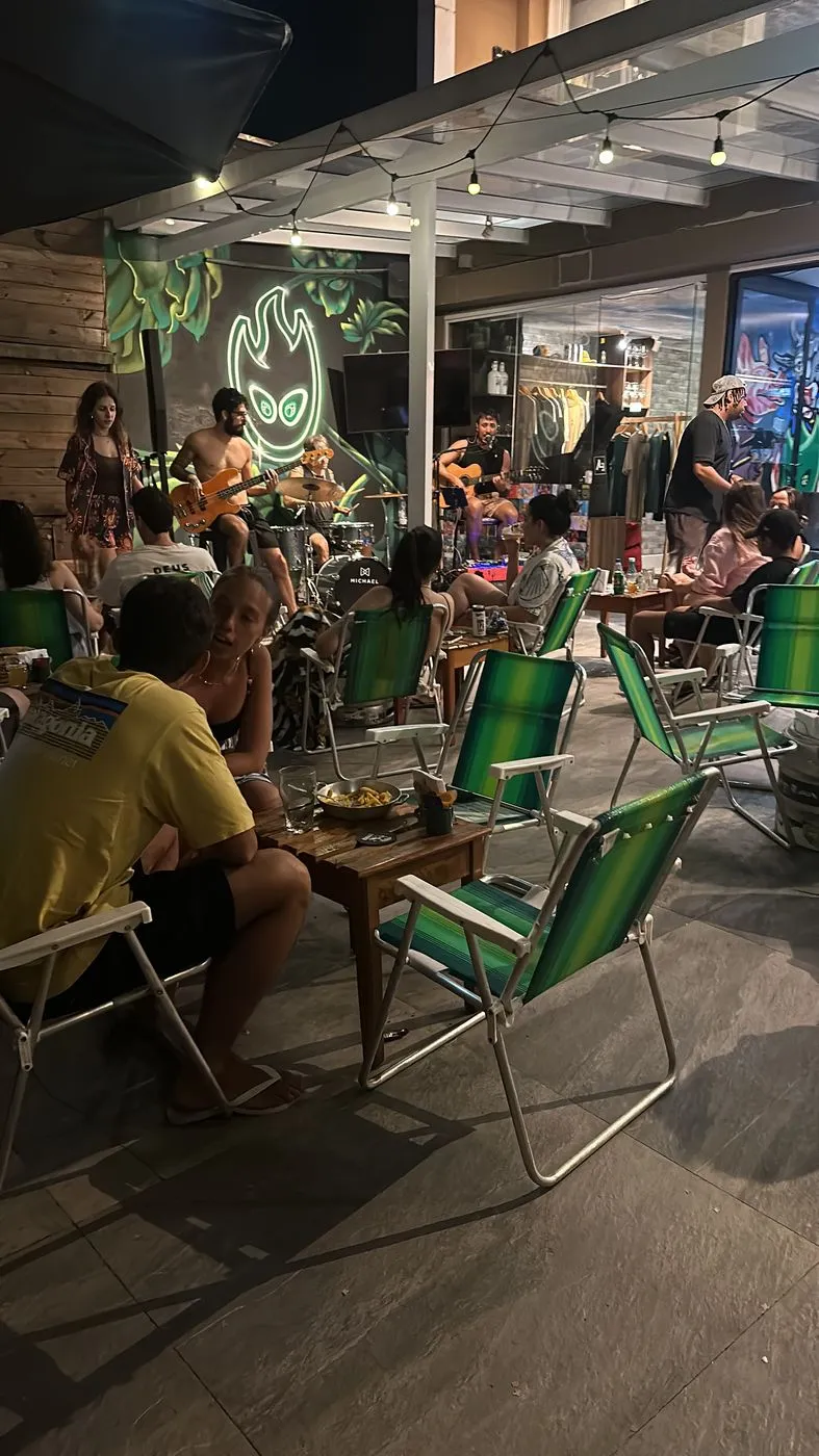 Happy hour com mesas cheias na área coberta
