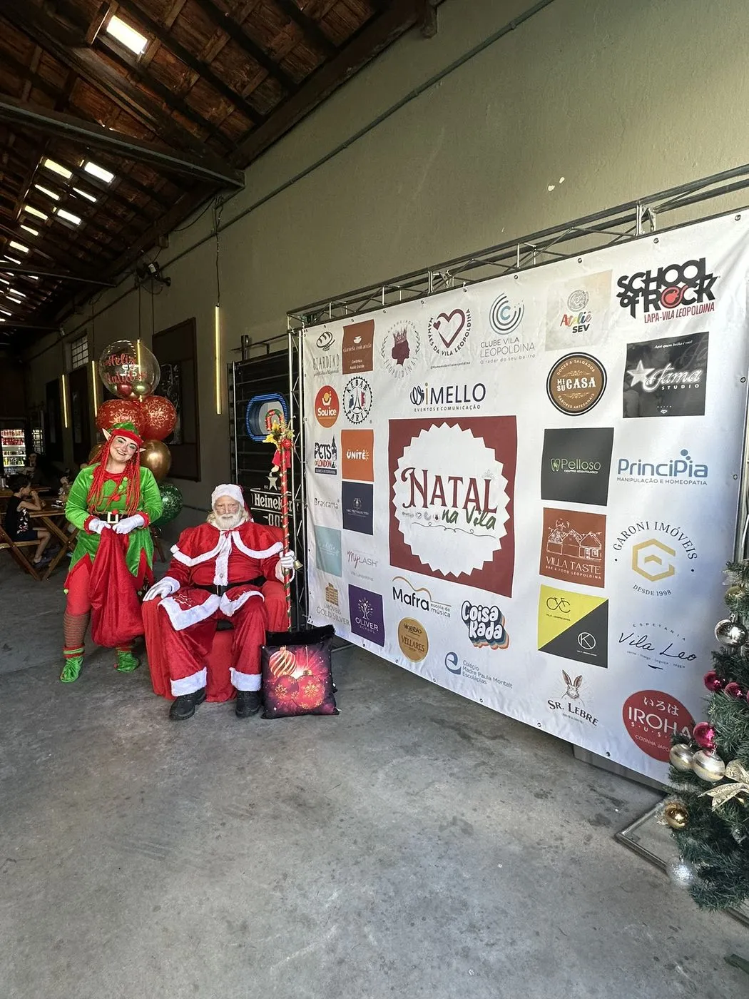 Evento de Natal com Papai Noel e painel de marcas