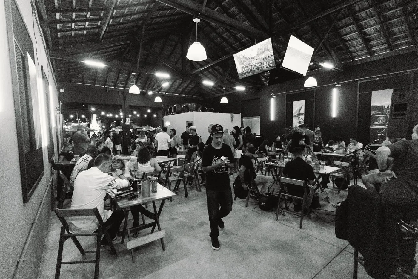 Salão interno lotado em foto preto e branco