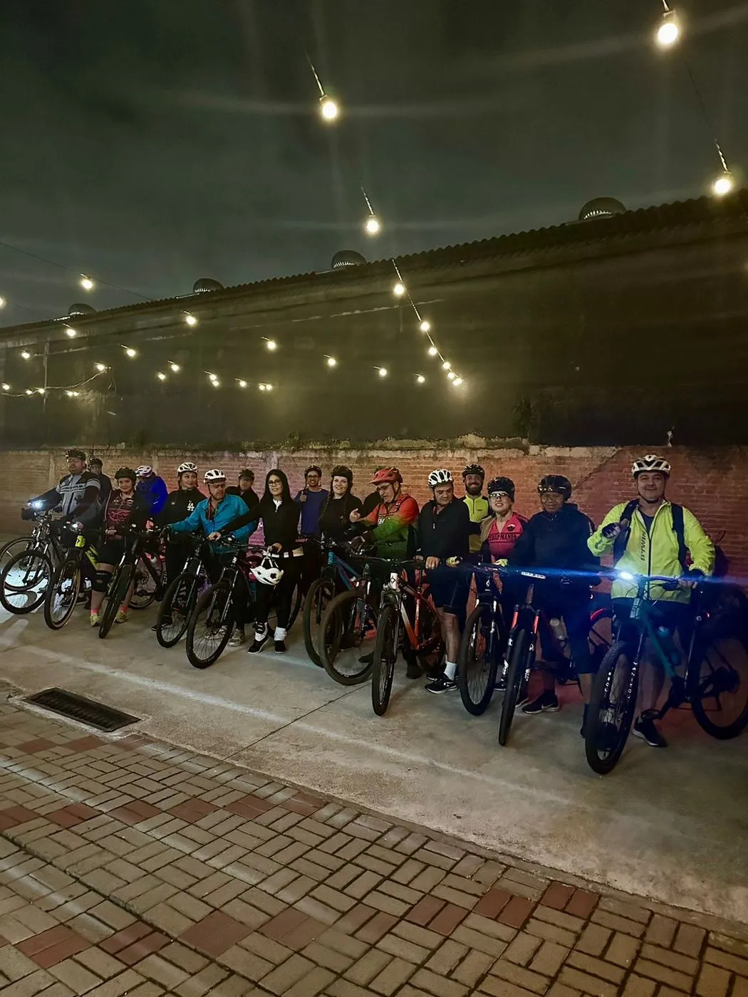 Encontro de ciclistas no pátio à noite
