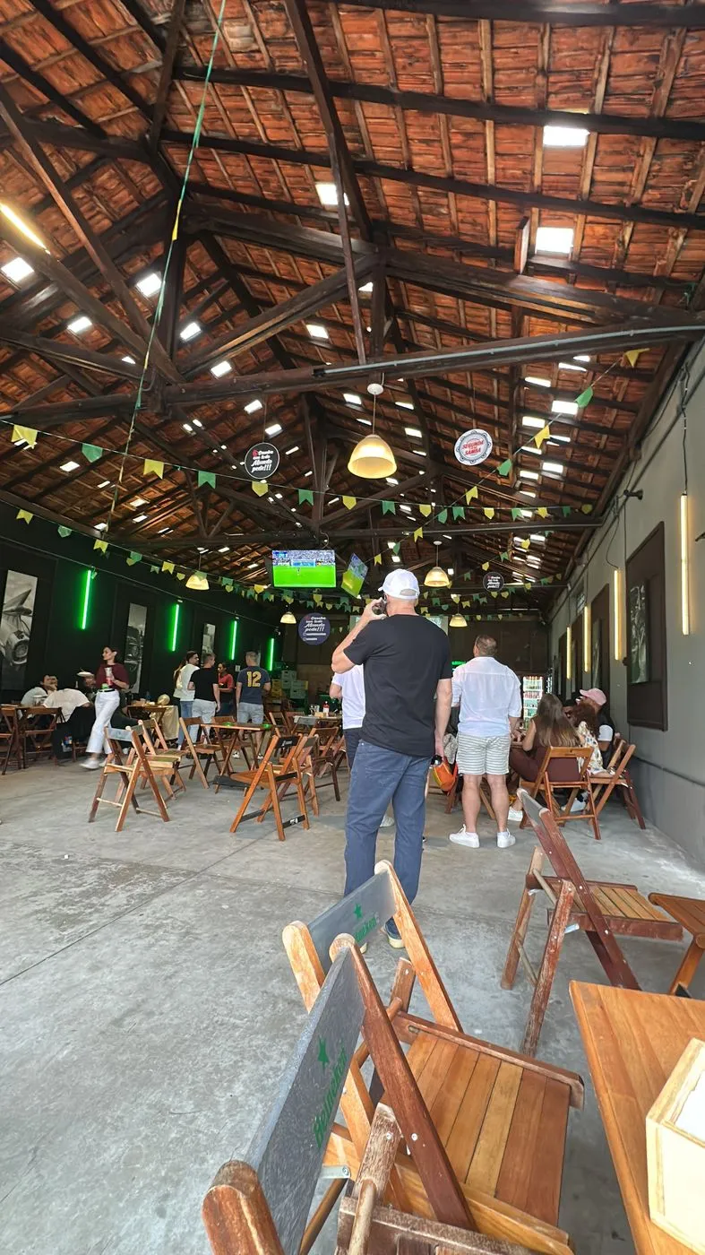 Convidados circulando no galpão