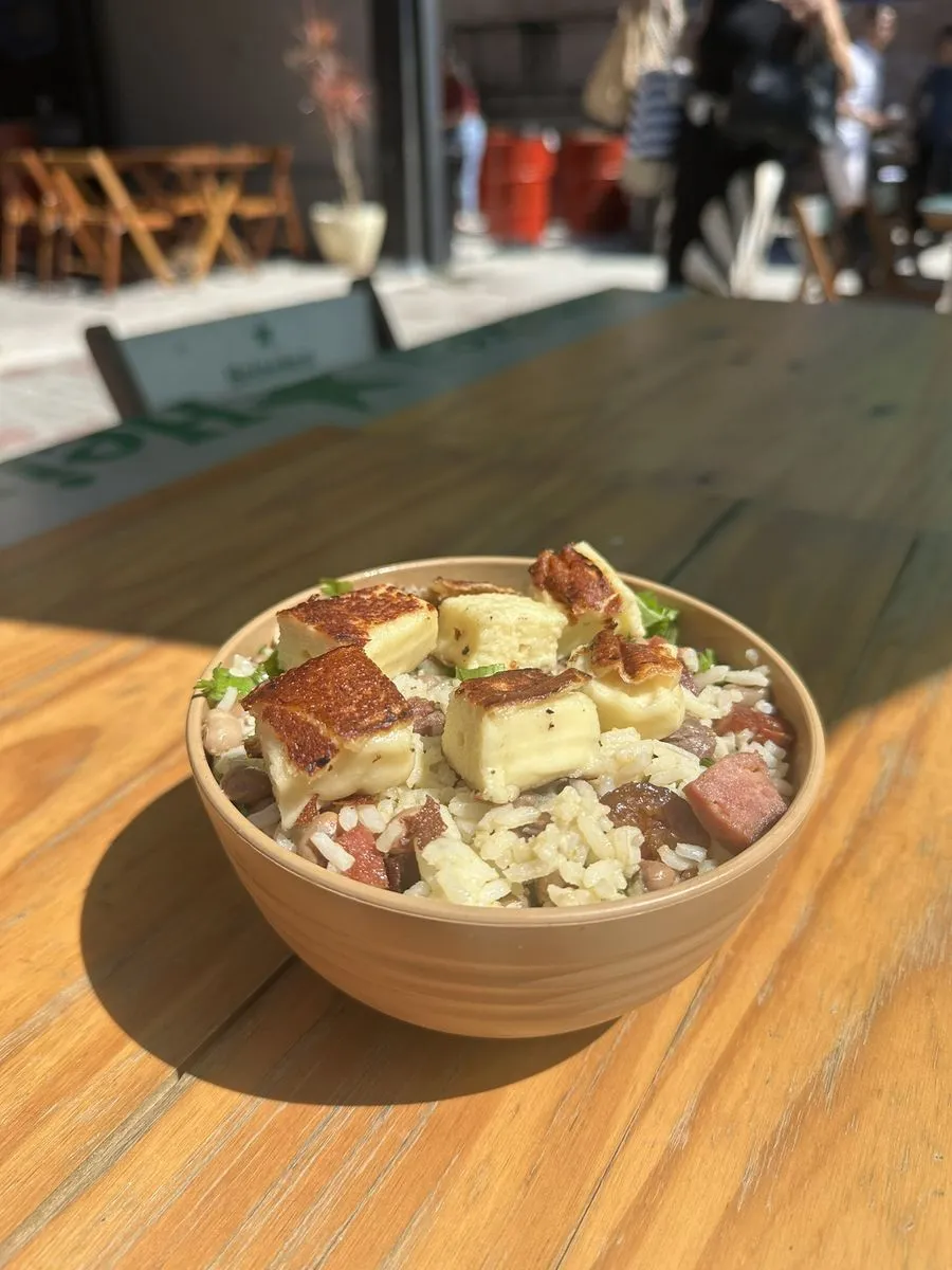 Arroz com queijo coalho grelhado em cumbuca