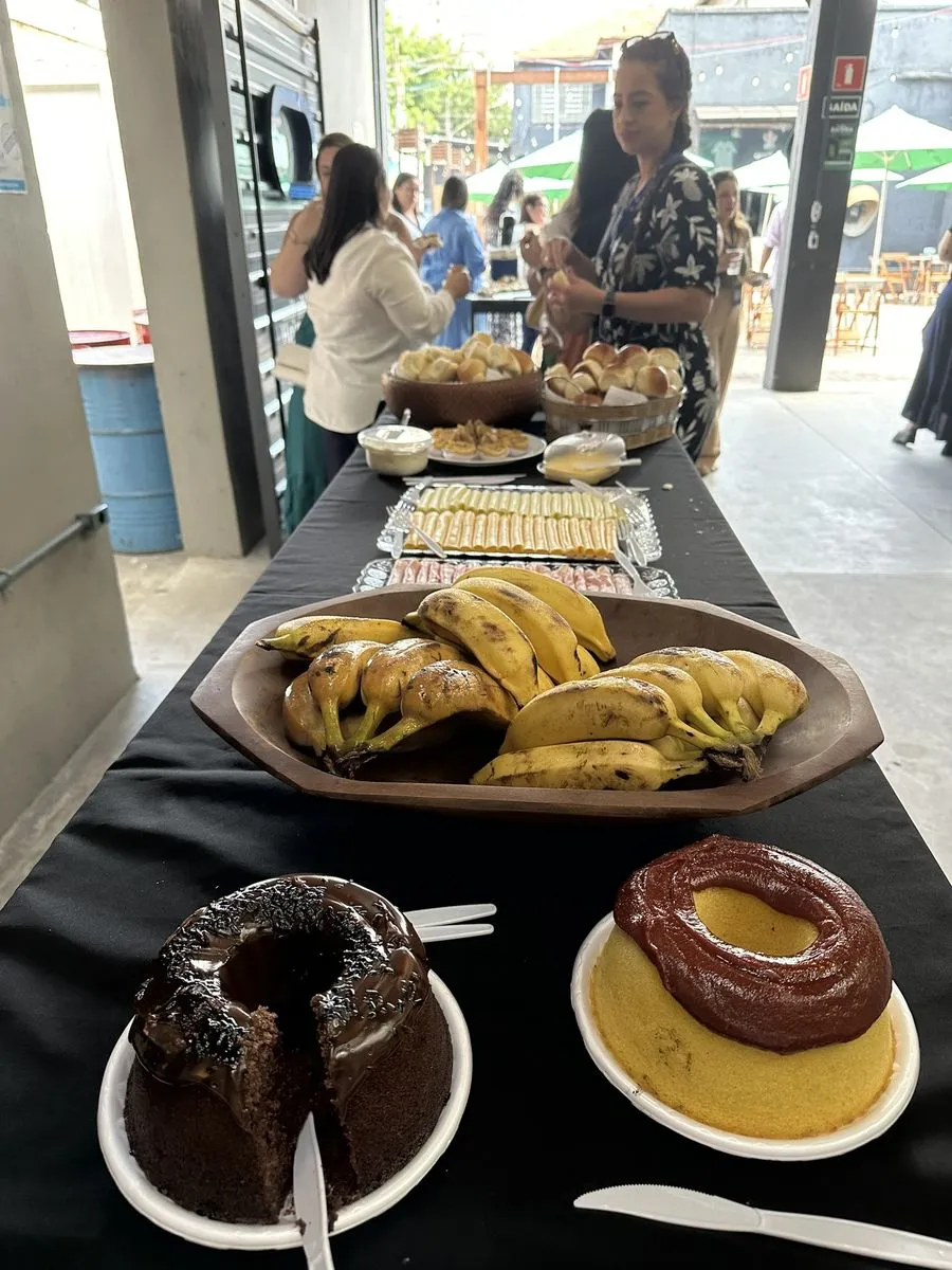 Mesa de sobremesas com bolos e banana caramelizada