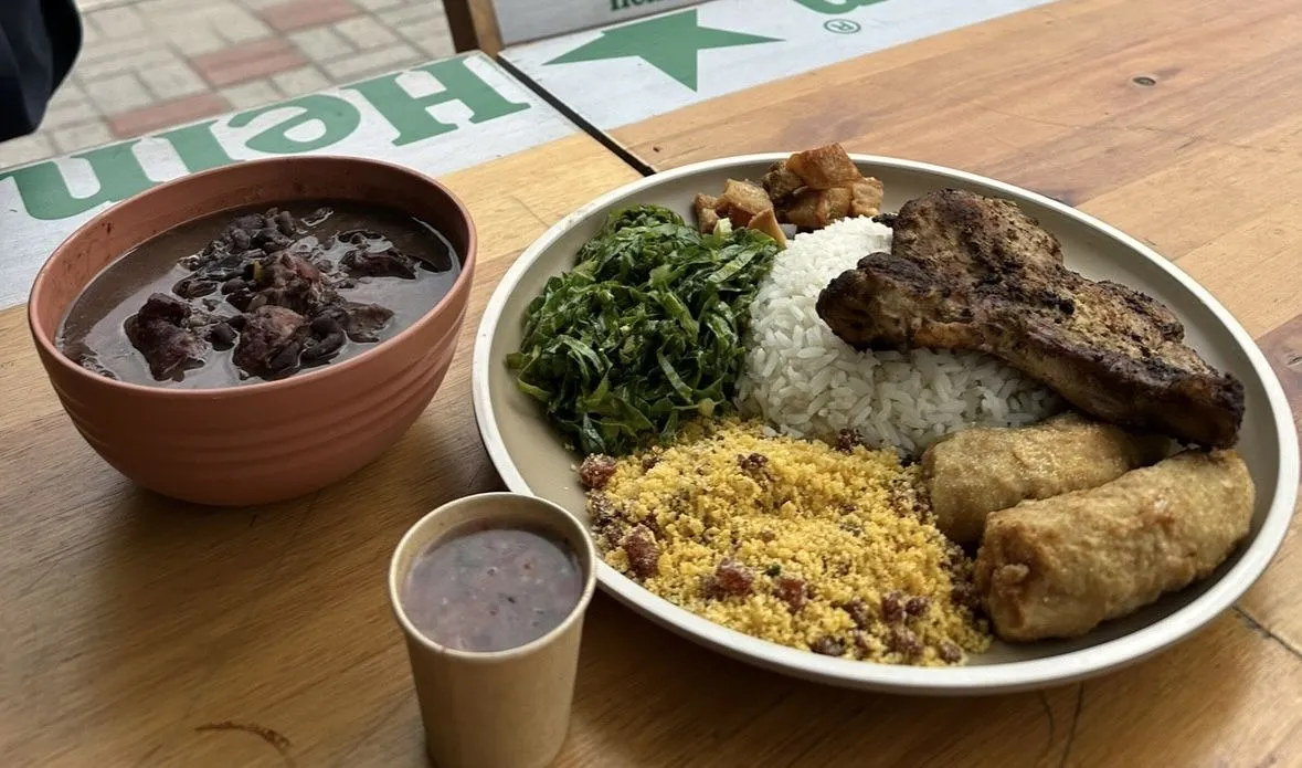 Prato brasileiro com arroz, feijão, couve, farofa e carne