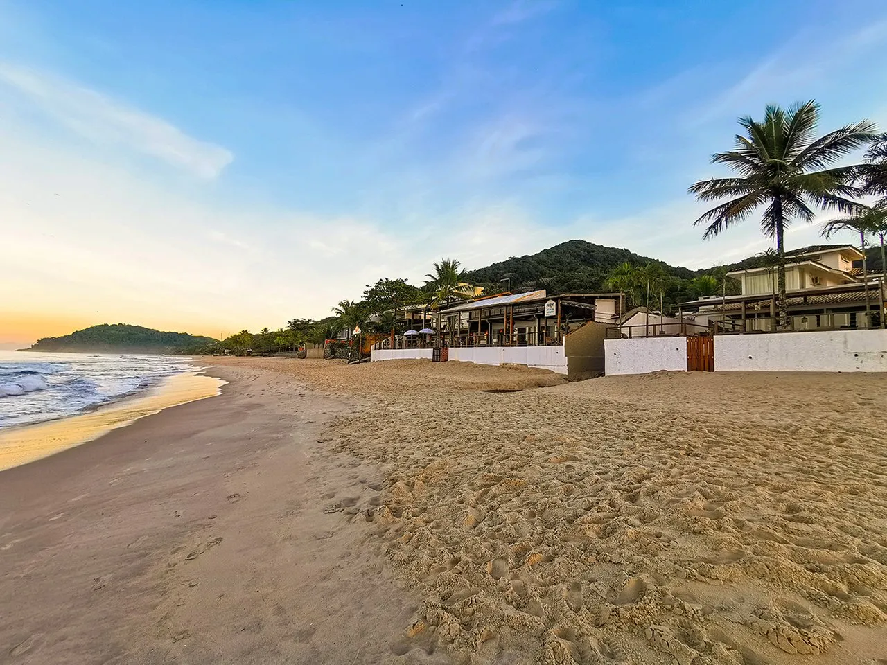 Praia de Juqueí ao entardecer