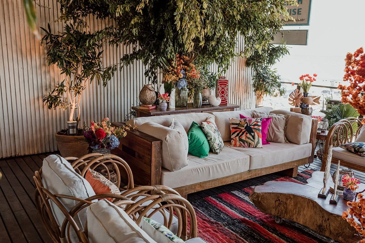 Lounge da Juqy Beach House com sofás e decoração