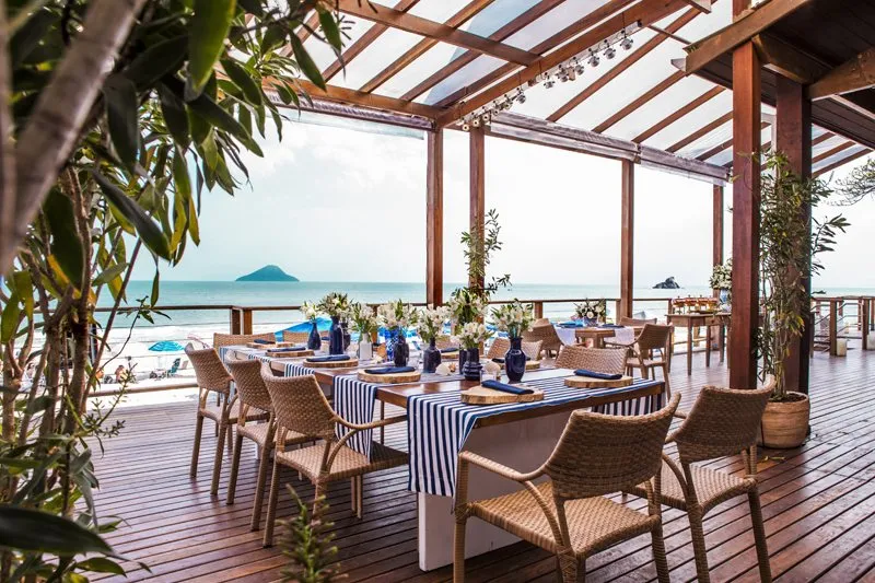 Deck de jantar com vista para o mar