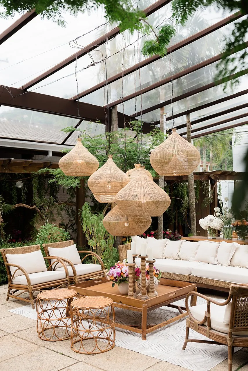 Lounge com luminárias de vime