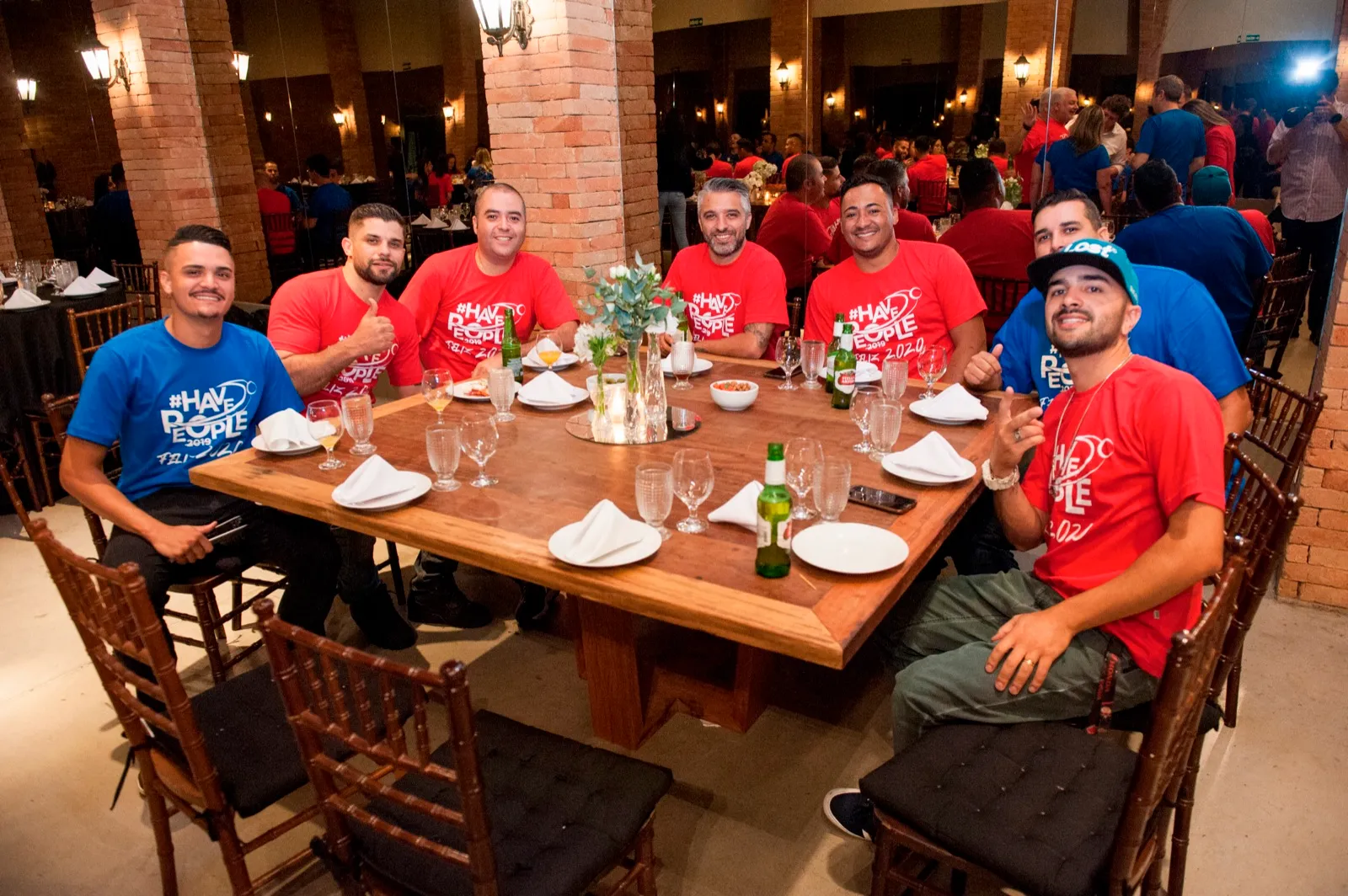 Colaboradores à mesa durante confraternização corporativa