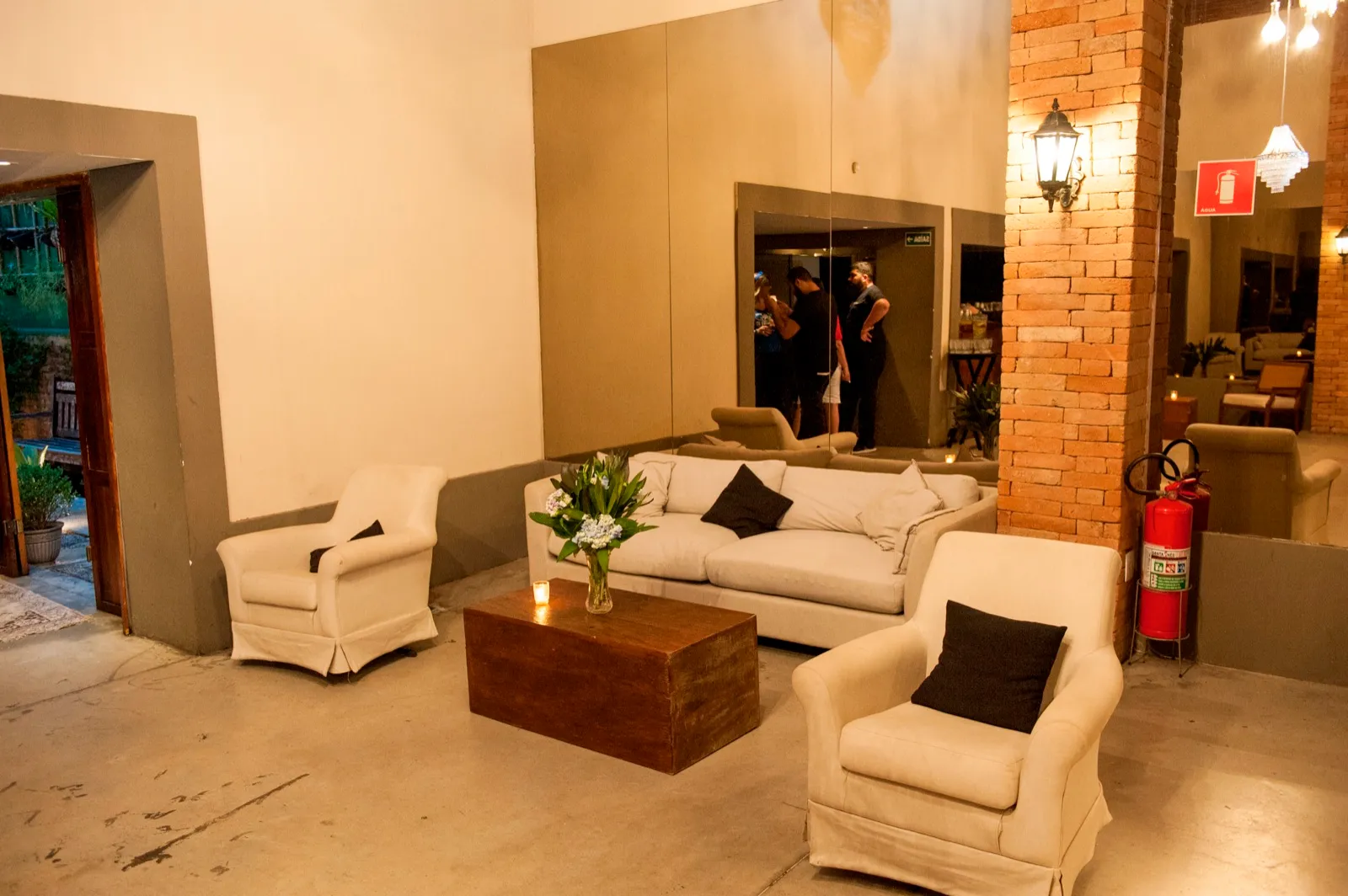 Lounge com sofás e poltronas brancas