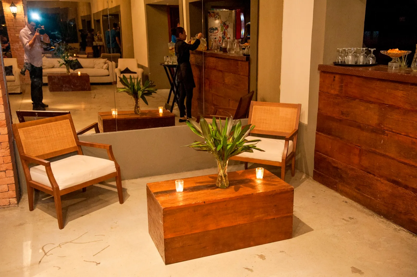 Lounge com poltronas, mesa de madeira e velas