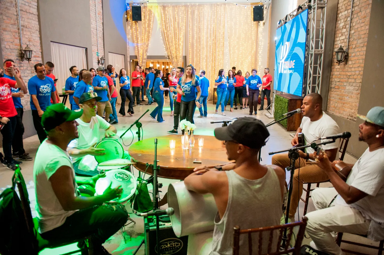 Roda de samba ao vivo durante confraternização