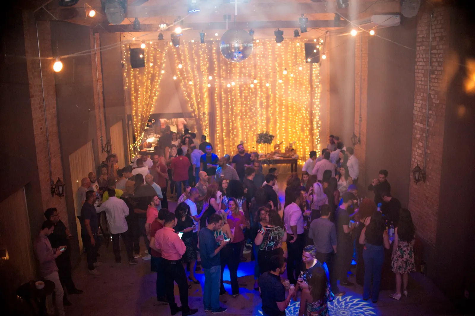 Pista de dança com luzes e cortina de LED