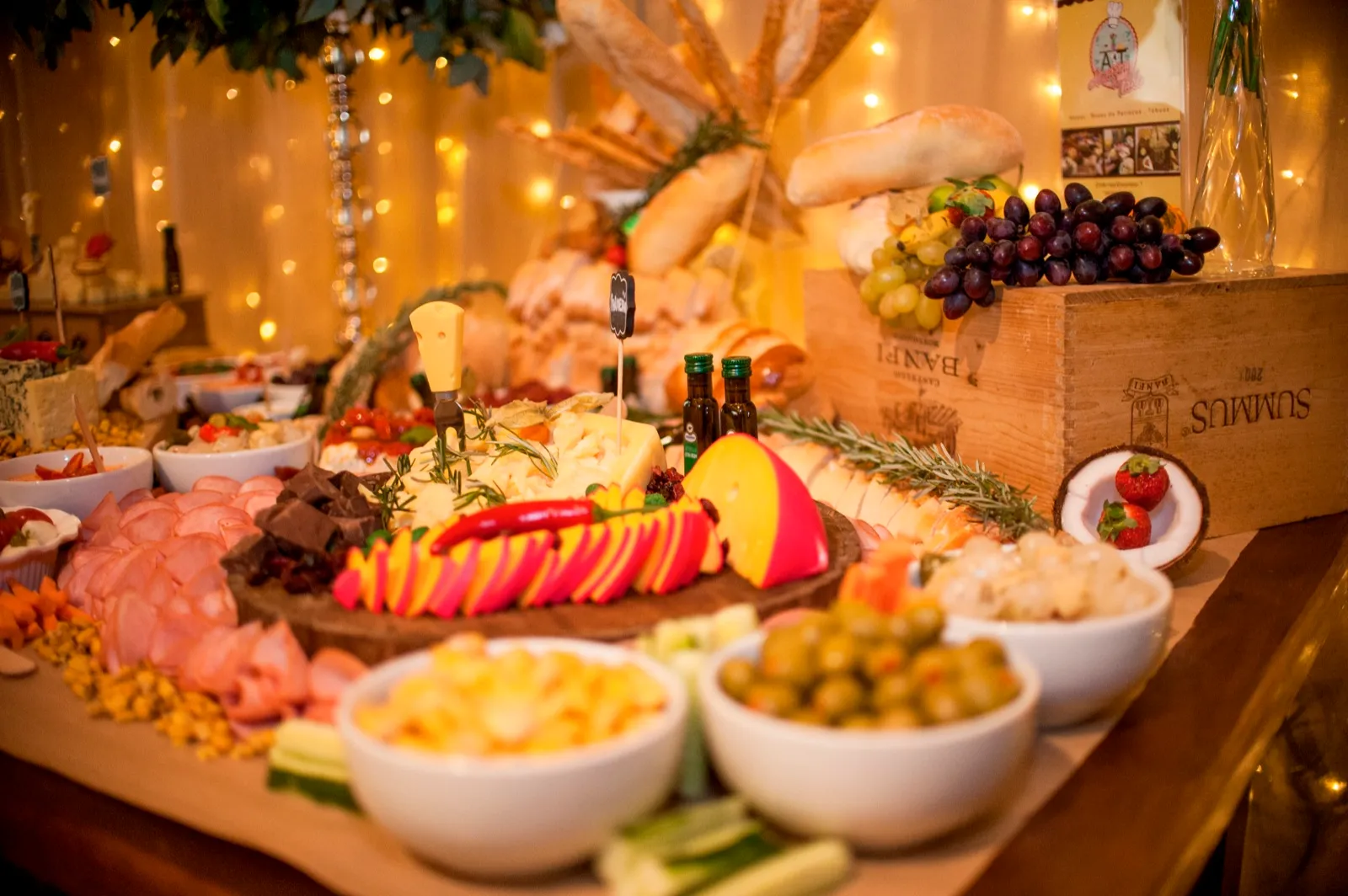 Mesa de frios, pães e queijos preparada pela gastronomia própria da Villa Pacaembu