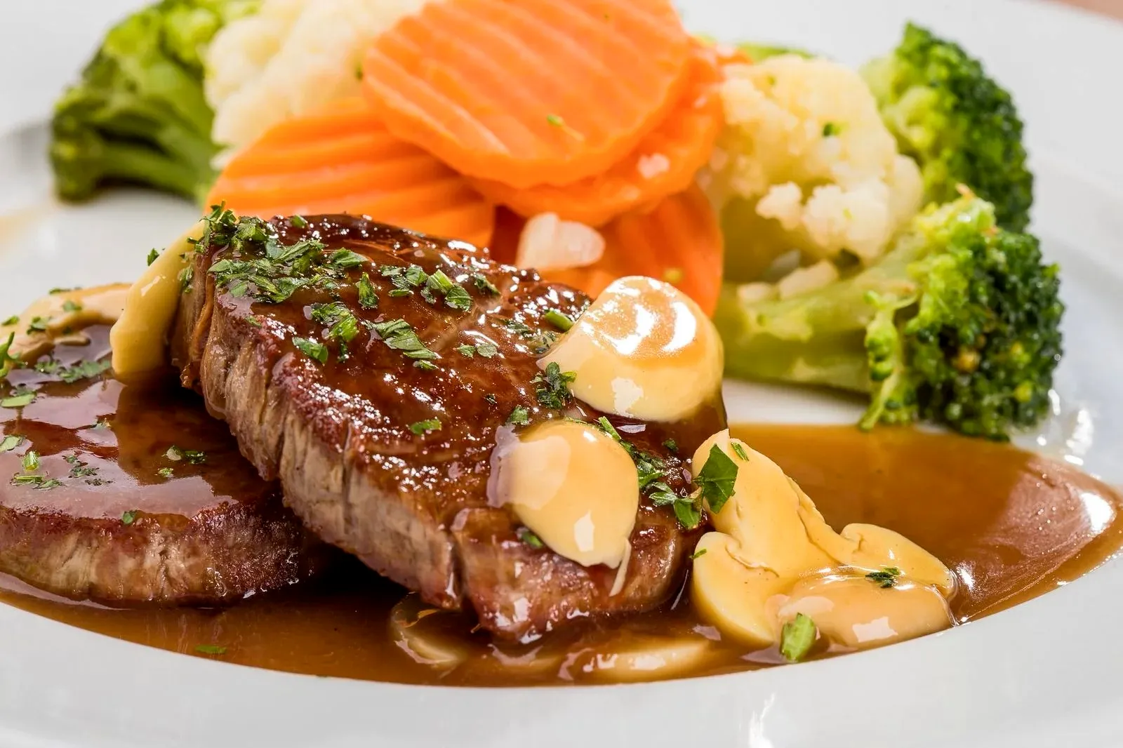 Filé ao molho com legumes e batatas